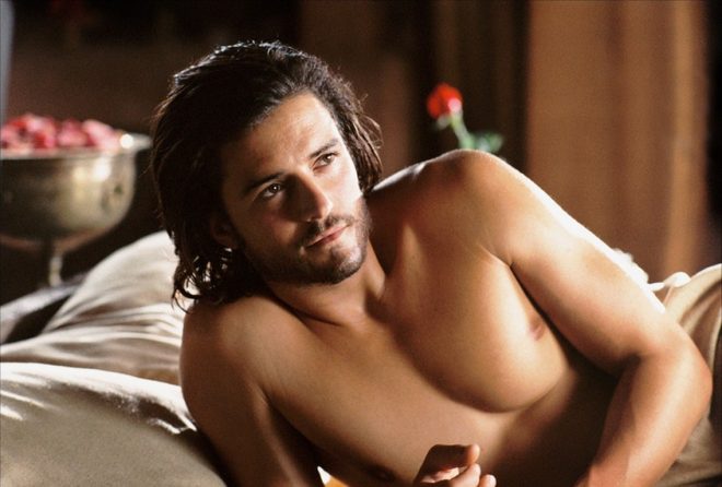 Orlando Bloom con el torso desnudo en una escena de 'El reino de los cielos'