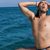 Russell Brand con el torso desnudo en una escena de la comedia 'Paso de ti'