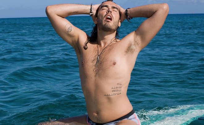 Russell Brand con el torso desnudo en una escena de la comedia 'Paso de ti'