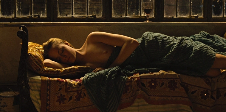 Evan Rachel Wood duerme desnuda en una escena de 'Across the universe'