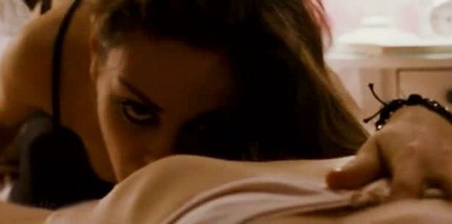 Mila Kunis le practica sexo oral a Natalie Portman en una escena de 'Cisne negro'