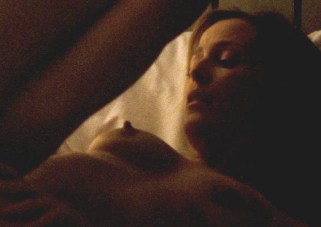 Gillian Anderson muestra el pecho en una escena de sexo de 'Closure'