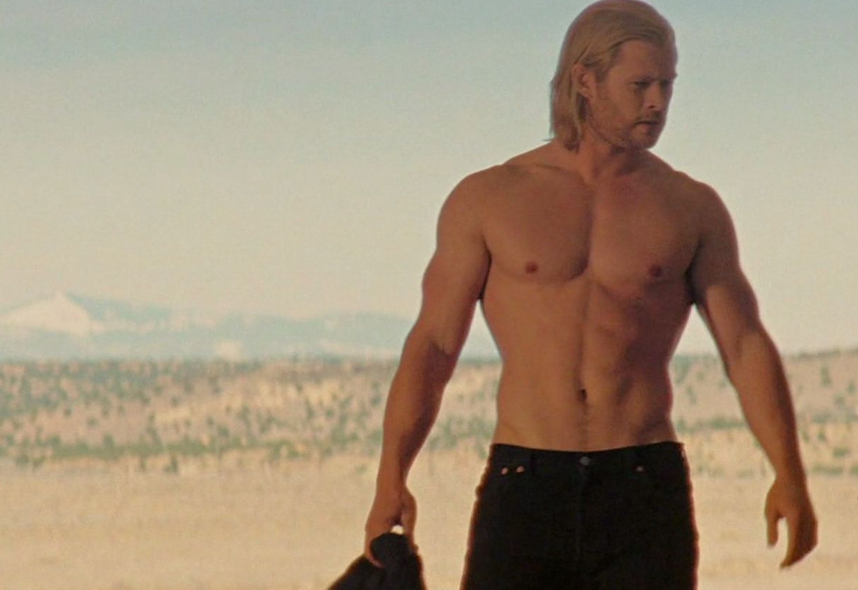 Chris Hemsworth con el torso desnudo en una escena de 'Thor'
