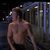 Scott Caan desnudo tapándose con un sombrero de cowboy en una escena de 'Juego de campeone'
