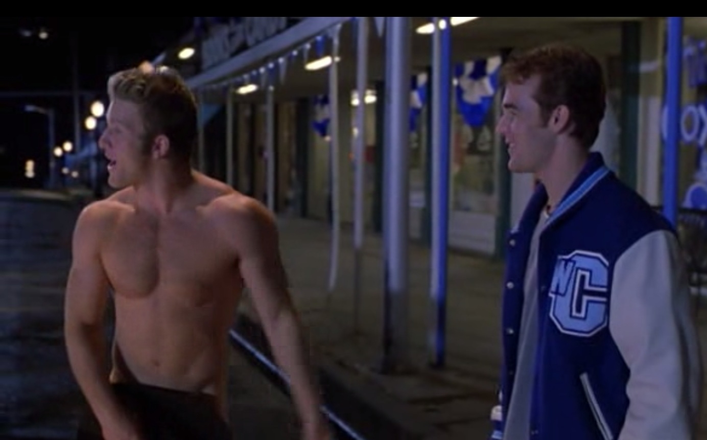 Scott Caan desnudo tapándose con un sombrero de cowboy en una escena de 'Juego de campeone'