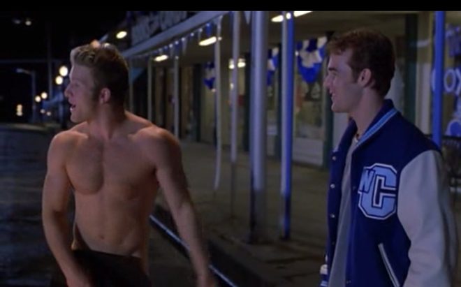 Scott Caan desnudo tapándose con un sombrero de cowboy en una escena de 'Juego de campeone'