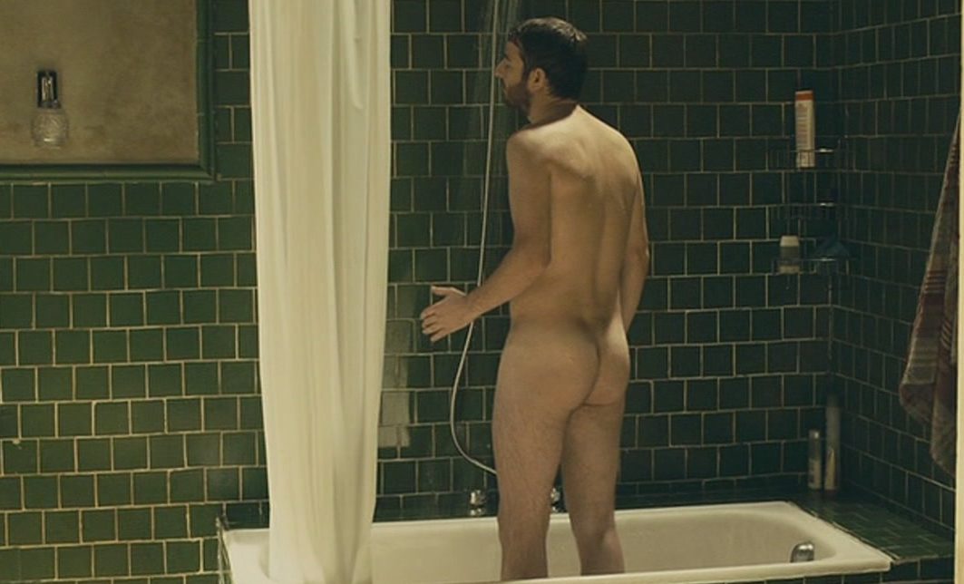 Gorka Otxoa desnudo en una escena de la comedia '¿Estás ahí?'