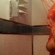 Drew Barrymore con el pecho desnudo y cubierta de sangre en 'Doppelganger'