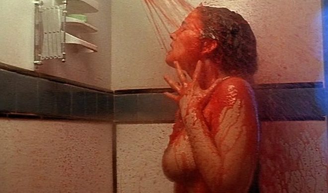 Drew Barrymore con el pecho desnudo y cubierta de sangre en 'Doppelganger'