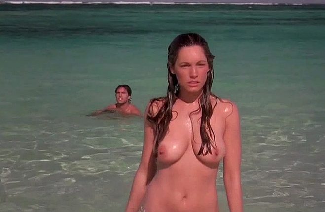 Kelly Brook con el pecho desnudo en la playa durante una escena de 'Survival Island'