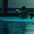 Zooey Deschanel con el pecho desnudo en una escena de 'Gigantic'