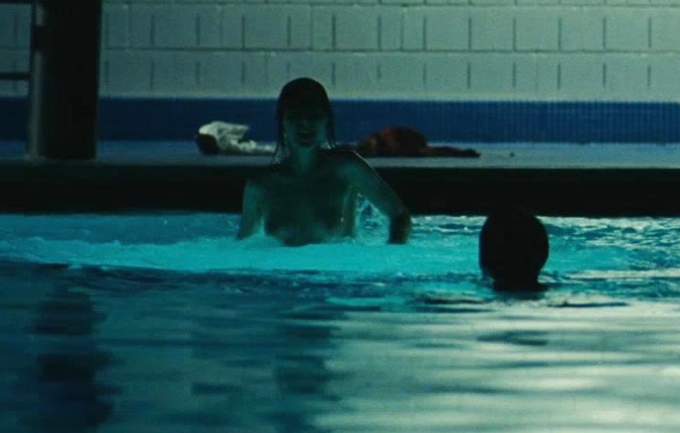 Zooey Deschanel con el pecho desnudo en una escena de 'Gigantic'