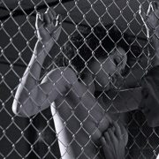 Angelina Jolie muestra los pechos mientras Elizabeth Mitchell le toca un pezón en 'Gia'