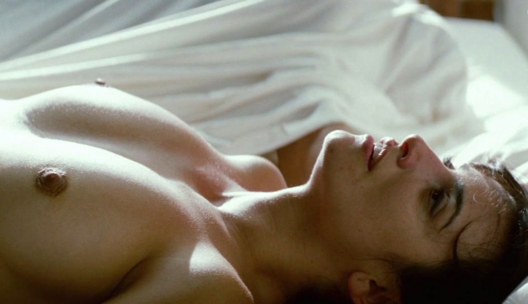 Penélope Cruz con el pecho desnudo en una escena de 'Los abrazos rotos'
