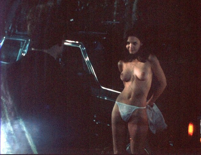 Katie Holmes desnuda en una escena de 'Premonición' junto a Greg Kinnear
