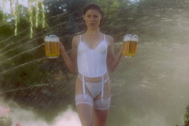 Julie Bowen con un conjunto de lencería blanca en 'Happy Gilmore'