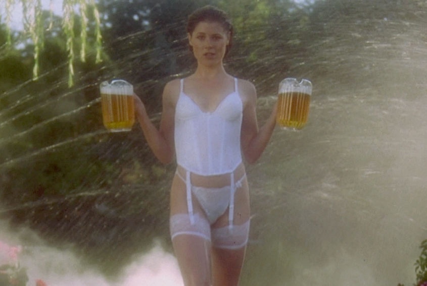 Julie Bowen con un conjunto de lencería blanca en 'Happy Gilmore'