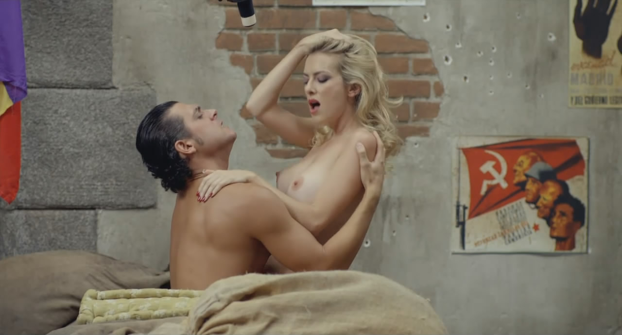 Kira Miró con los pechos desnudos en 'No lo llames amor... llámalo X'