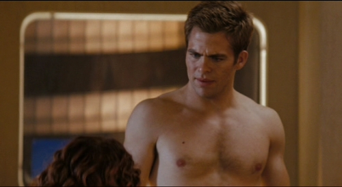 Chris Pine sin camiseta en una escena de 'Star Trek'