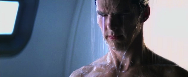 Benedict Cumberbatch duchándose en una escena eliminada de 'Star Trek: En la oscuridad'