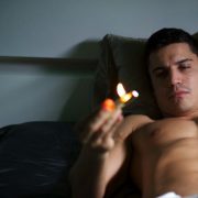Álex González marca músculos en una escena de 'Combustión'