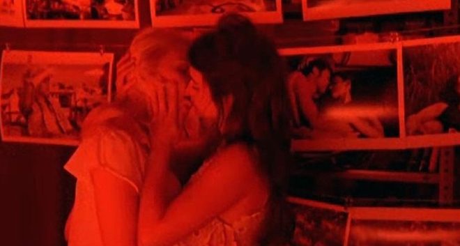 Scarlett Johansson y Penélope Cruz se besan en 'Vicky Cristina Barcelona'