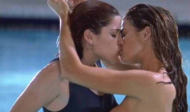 Neve Campbell y Denise Richards se besan apasionadamente en 'Juegos Salvajes'