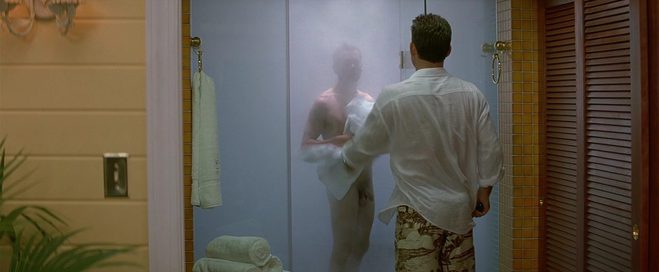 Kevin Bacon saliendo  de la ducha desnudo en 'Wild Things'
