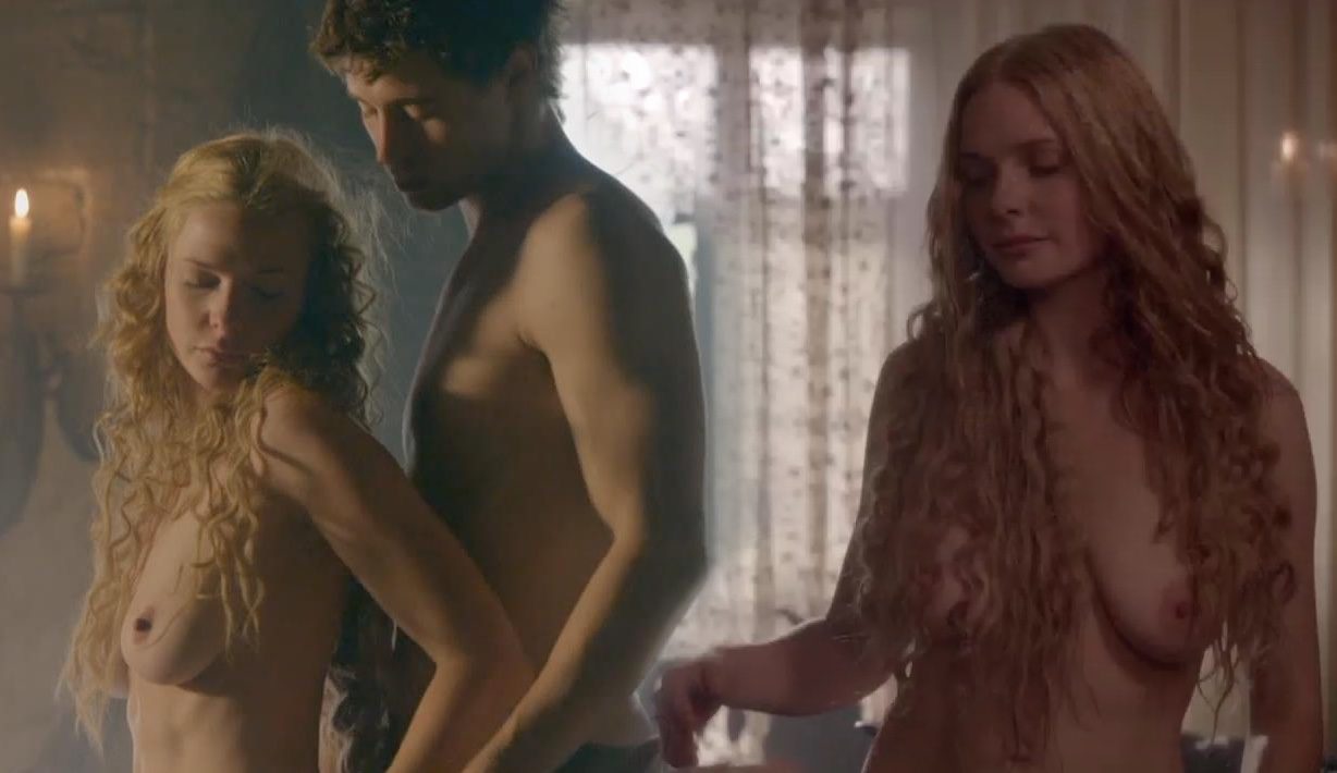 Rebecca Ferguson desnuda mostrando sus tetas en 'The White Queen'