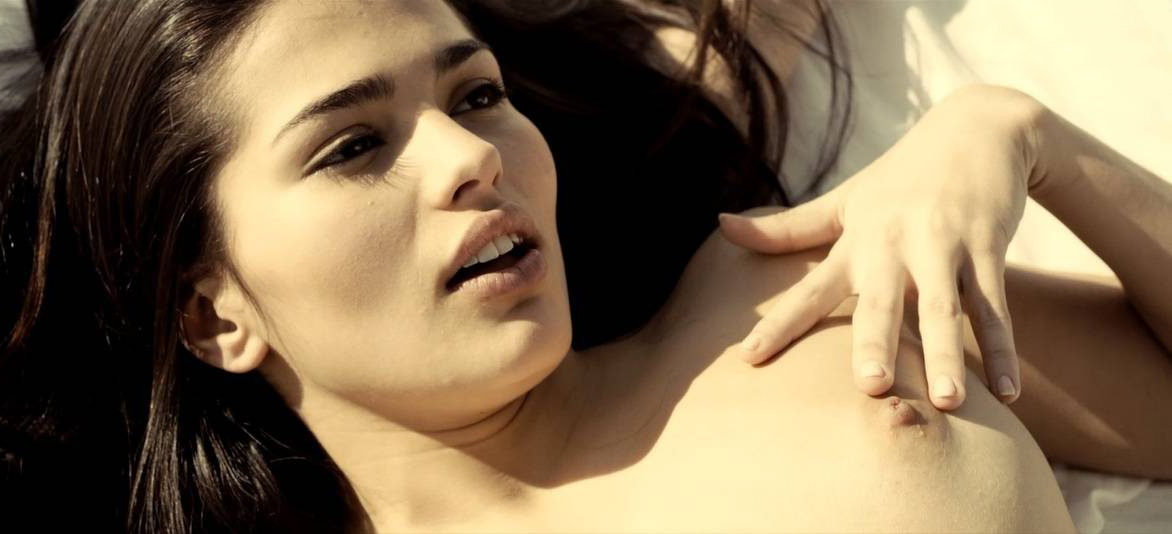 Sara Sálamo desnuda mostrando una teta en 'Tres 60'