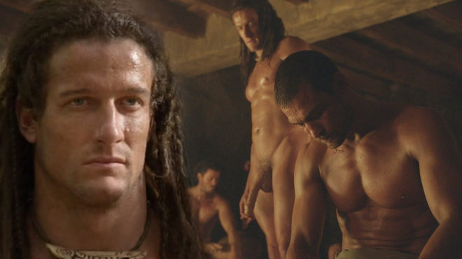 Mike Edwards desnudo muestra su enorme pene en 'Spartacus'