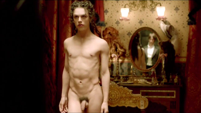 Jonny Beauchamp desnudo muestra su pene en 'Penny Dreadful'