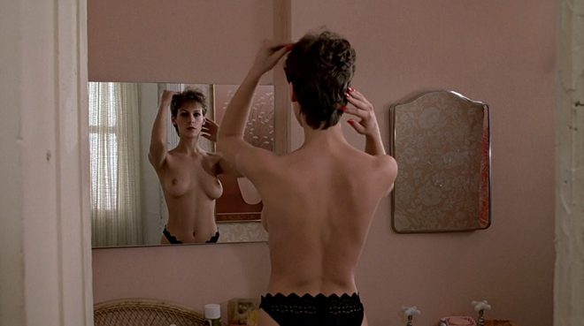 Jamie Lee Curtis desnuda frente al espejo en 'Entre pillos anda el juego'