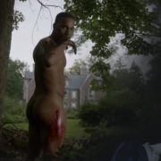 Michael Xavier totalmente desnudo muestra su culo en 'Bitten'