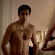 Rahul Khanna desnudo muestra el culo en 'The Americans'