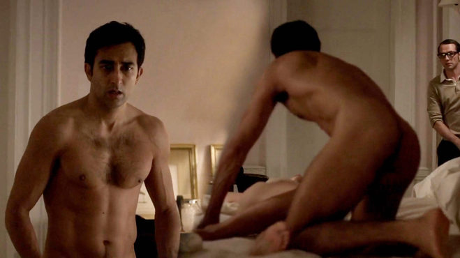 Rahul Khanna desnudo muestra el culo en 'The Americans'