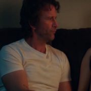 Shailene Woodley desnuda mostrando las tetas en 'Pájaro blanco de la tormenta de nieve'