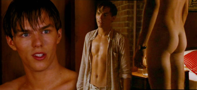 Nicholas Hoult desnudo muestra el culo en 'Un hombre soltero'