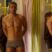 Álex Barahona desnudo enseña el culo en 'Lo contrario al amor'