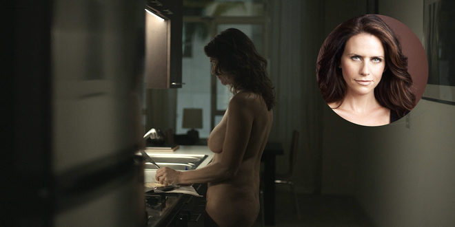Amy Landecker desnuda integral en una escena de 'Transparent'