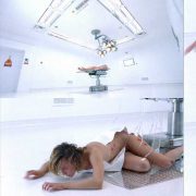 Milla Jovovich totalmente desnuda en 'Resident Evil'