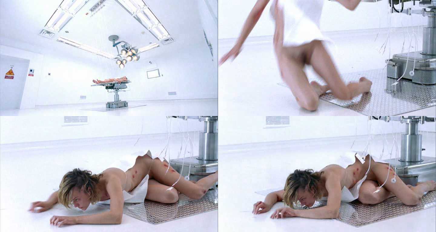 Milla Jovovich totalmente desnuda en 'Resident Evil'