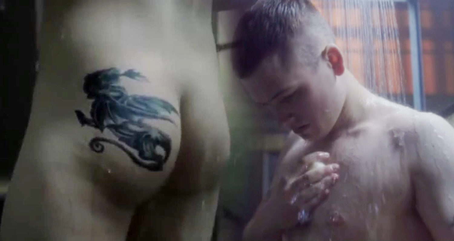 Taron Egerton desnudo en una secuencia de 'The Smoke'