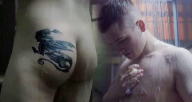 Taron Egerton desnudo en una secuencia de 'The Smoke'