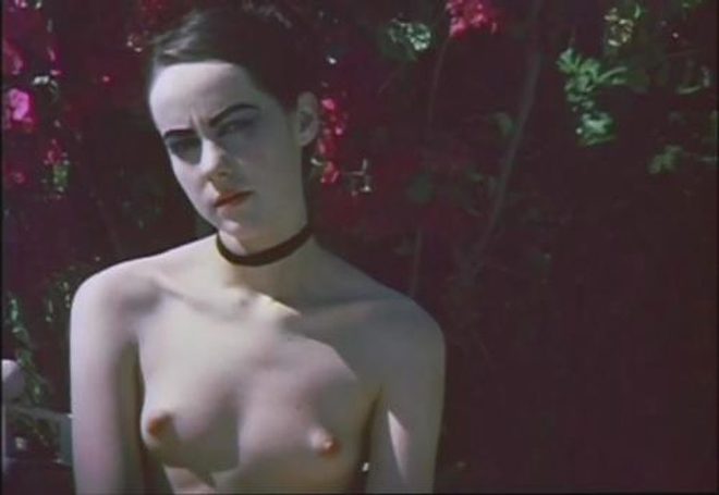 Jena Malone enseña las tetas en 'The Painted Lady'
