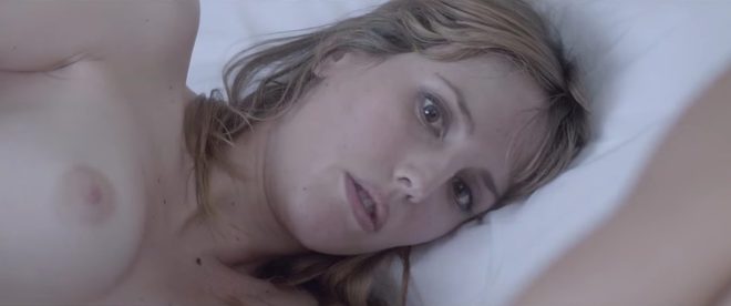 Natalia de Molina desnuda muestra una teta en 'Kiki, el amor se hace'