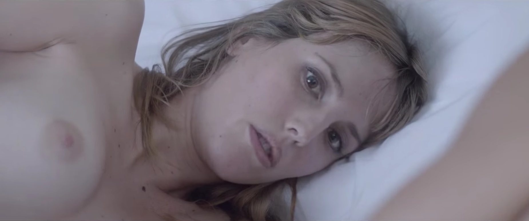 Natalia de Molina desnuda muestra una teta en 'Kiki, el amor se hace'