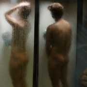 Garrett Clayton desnudo enseñando el culo en 'King Cobra'
