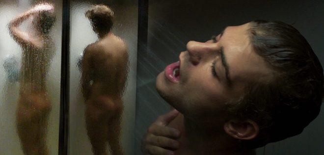 Garrett Clayton desnudo enseñando el culo en 'King Cobra'
