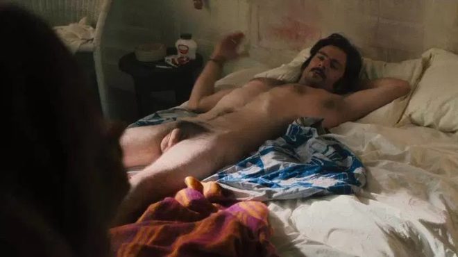Richard Short totalmente desnudo muestra el pene en 'Vinyl'